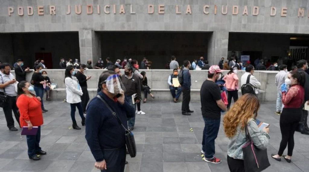 Personas fuera del Poder Judicial de la Ciudad de México durante pandemia COVID-19.