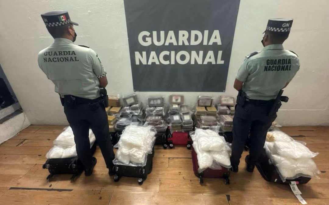 Mujeres abandonan más de 50 millones de pesos en cocaína y metanfetamina dentro de maletas en aeropuerto de Tijuana