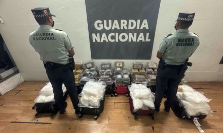Mujeres abandonan más de 50 millones de pesos en cocaína y metanfetamina dentro de maletas en aeropuerto de Tijuana