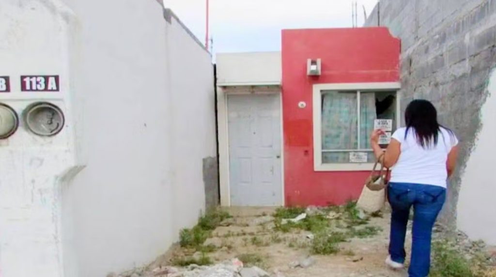 Mujer llegando a predio previamente liberado, después de haber sido invadido.