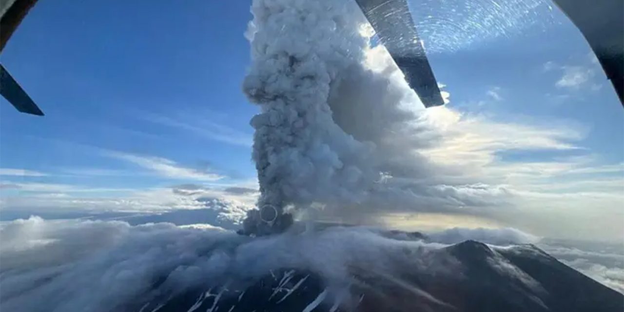 Primera erupción del volcán ruso Krasheninnikov en 600 años tras terremoto.