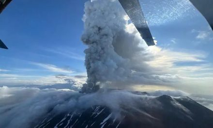 Primera erupción del volcán ruso Krasheninnikov en 600 años tras terremoto.
