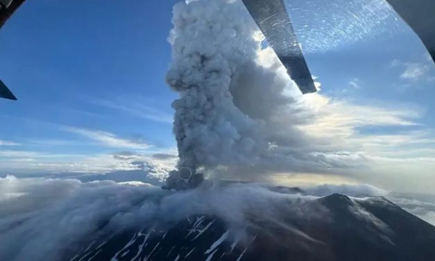 Primera erupción del volcán ruso Krasheninnikov en 600 años tras terremoto.