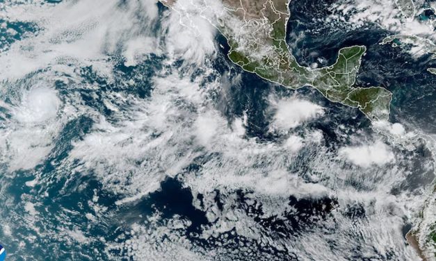 El huracán Lorena amenaza Baja California, región turística clave en México