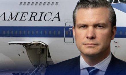 Por falla en el parabrisas, avión del secretario de Defensa de EE UU aterriza de emergencia