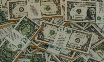 El peso mexicano se mantiene por debajo de 18 unidades por dólar en vísperas de Navidad