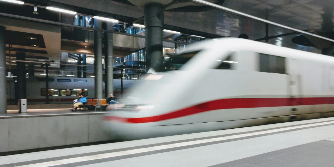 Al menos 39 muertos y decenas de heridos tras el choque de dos trenes de alta velocidad en Córdoba, España