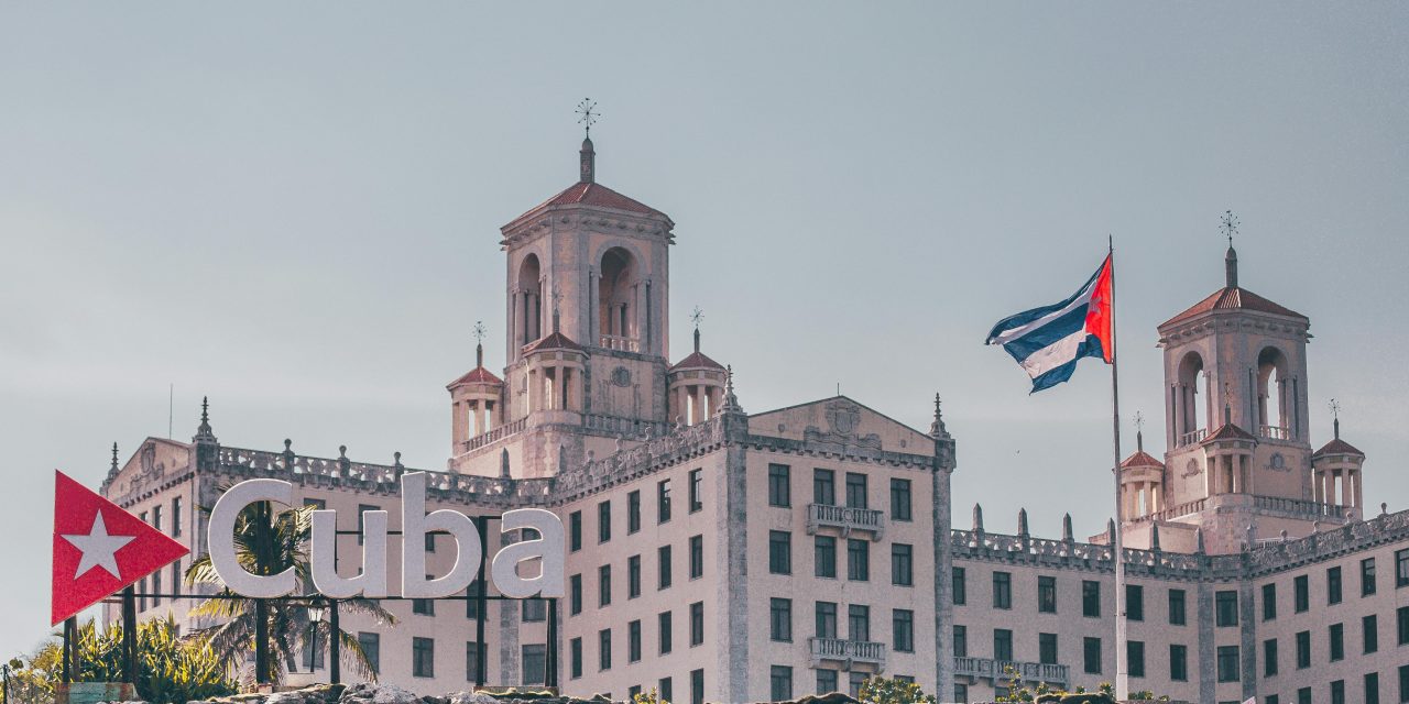 Estados Unidos anuncia aranceles adicionales a países que suministren petróleo a Cuba