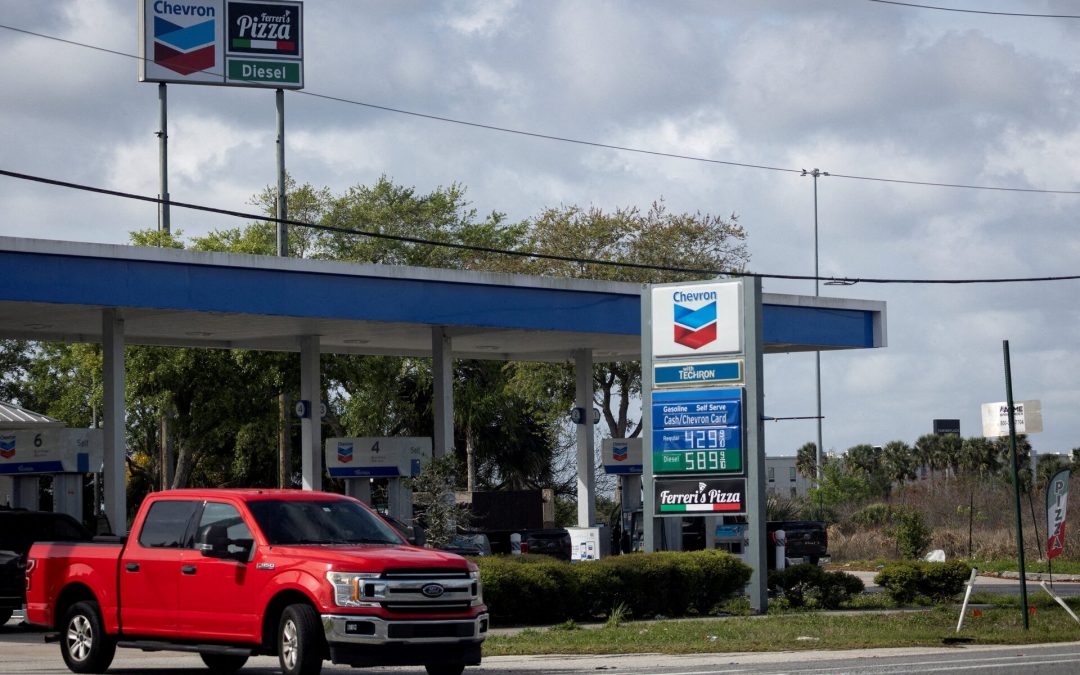 Trump afirma que apoya la suspensión del impuesto a la gasolina en Estados Unidos mientras los precios se mantengan altos.