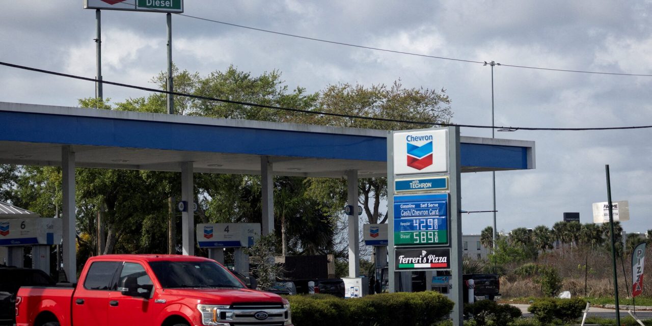 Trump afirma que apoya la suspensión del impuesto a la gasolina en Estados Unidos mientras los precios se mantengan altos.