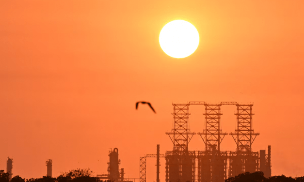 La petrolera mexicana Pemex afirma que el breve incendio en la refinería de Olmeca fue controlado y que las operaciones se desarrollan con normalidad.