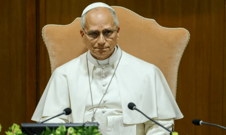 El Papa, instando a la regulación de la IA, advierte que algunas armas ya están fuera del control humano.