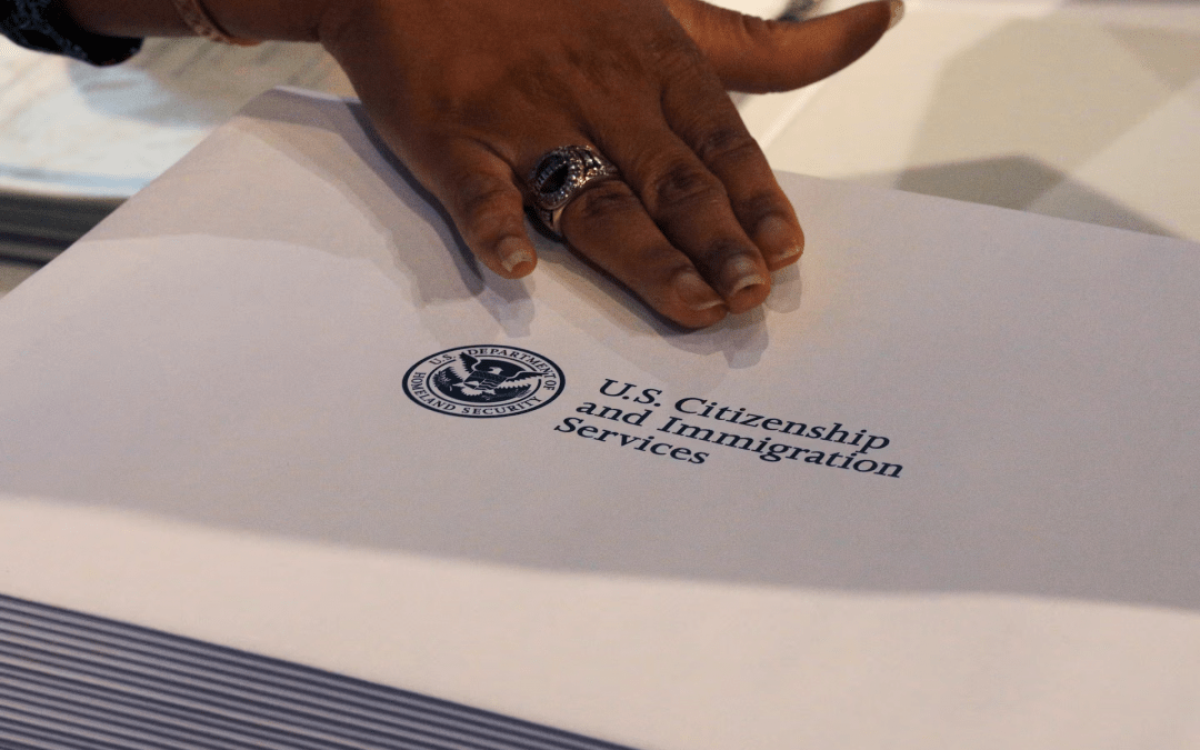 Estados Unidos les dice a los extranjeros que buscan la tarjeta de residencia: regresen a sus países para solicitarla.
