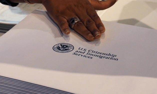 Estados Unidos les dice a los extranjeros que buscan la tarjeta de residencia: regresen a sus países para solicitarla.