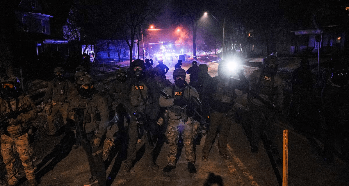 Un agente de inmigración estadounidense fue arrestado en Texas por un tiroteo en Minneapolis.
