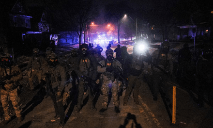 Un agente de inmigración estadounidense fue arrestado en Texas por un tiroteo en Minneapolis.