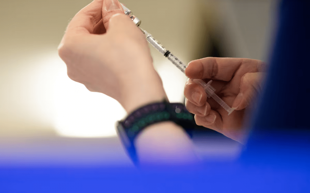 La FDA de EE. UU. bloqueó la publicación de estudios sobre la seguridad de las vacunas contra la COVID-19 y la culebrilla.
