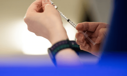 La FDA de EE. UU. bloqueó la publicación de estudios sobre la seguridad de las vacunas contra la COVID-19 y la culebrilla.
