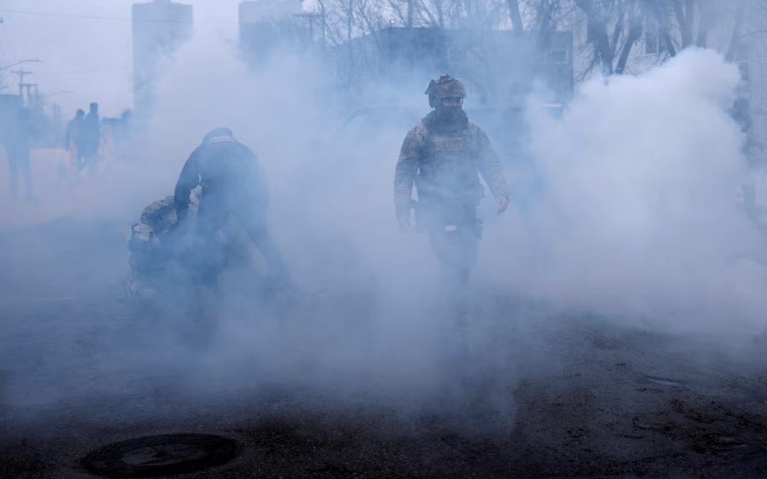 El uso de gas lacrimógeno y gas pimienta ha afectado a decenas de niños durante la campaña de deportaciones de Trump