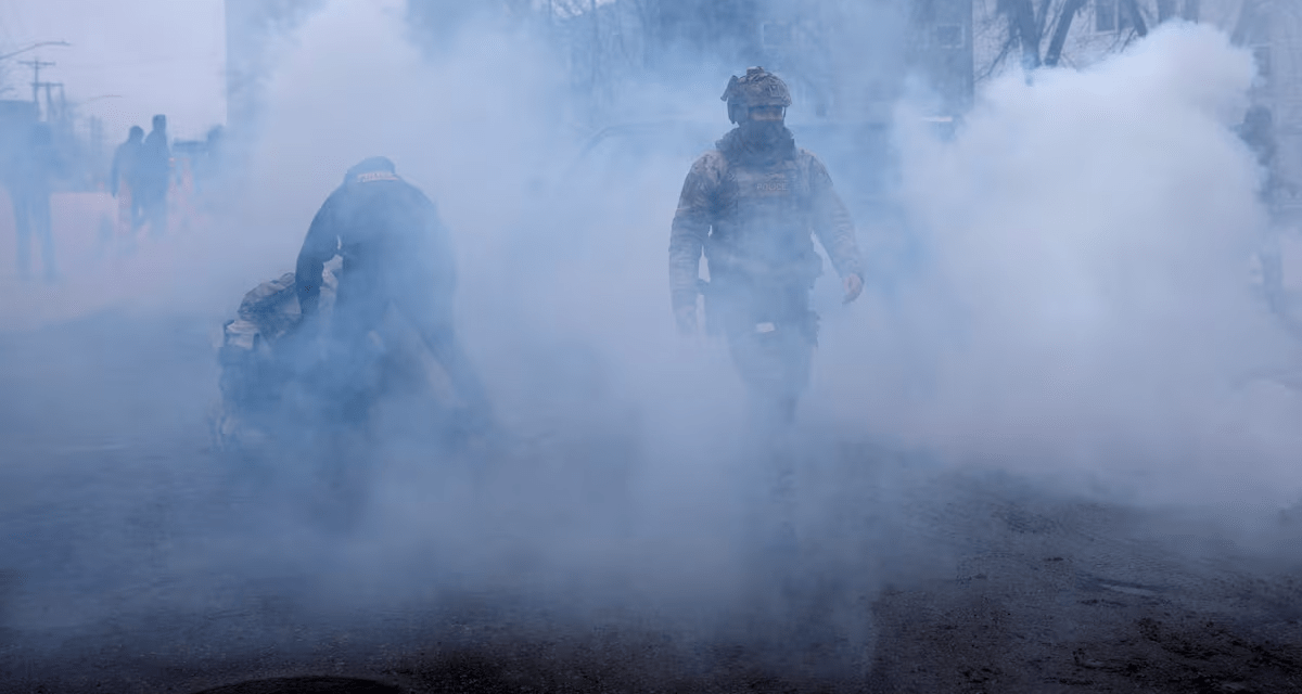 El uso de gas lacrimógeno y gas pimienta ha afectado a decenas de niños durante la campaña de deportaciones de Trump