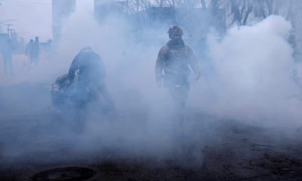 El uso de gas lacrimógeno y gas pimienta ha afectado a decenas de niños durante la campaña de deportaciones de Trump