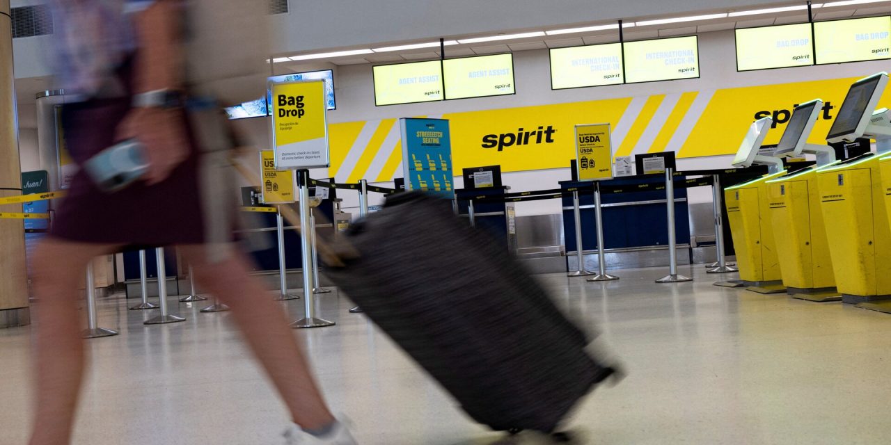 Los estadounidenses con presupuestos ajustados lamentan la desaparición de la aerolínea de bajo costo Spirit Airlines.