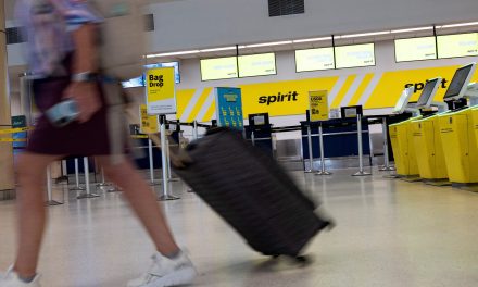 Los estadounidenses con presupuestos ajustados lamentan la desaparición de la aerolínea de bajo costo Spirit Airlines.