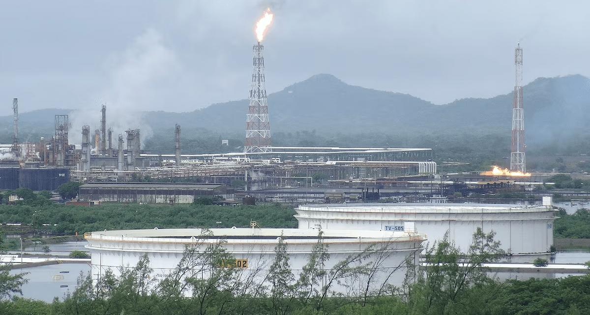 Pemex confirma la muerte de un trabajador herido en una explosión en la refinería de Oaxaca.