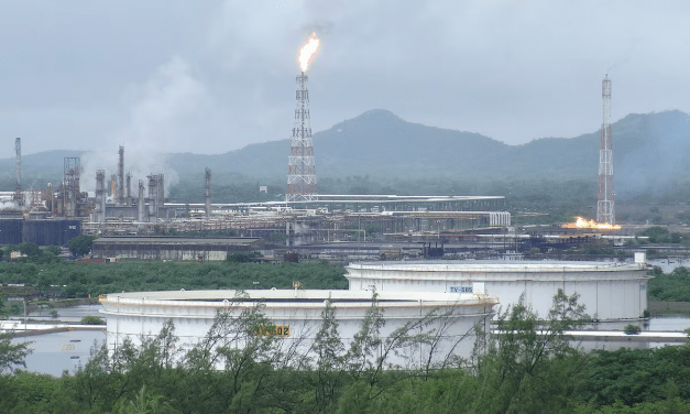 Pemex confirma la muerte de un trabajador herido en una explosión en la refinería de Oaxaca.