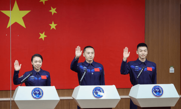 China envía a un astronauta en una misión espacial de un año de duración con la vista puesta en el alunizaje de 2030.