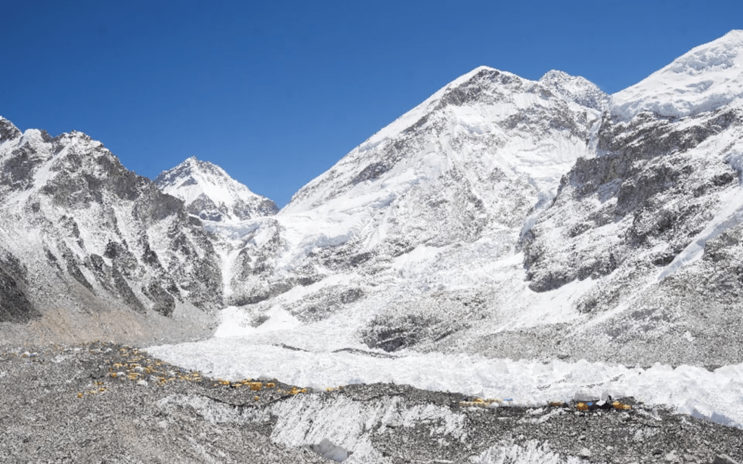 Un sherpa nepalí escala el Monte Everest por trigésimo segunda vez, un récord histórico.