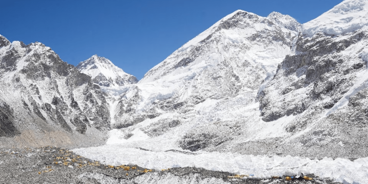 Un sherpa nepalí escala el Monte Everest por trigésimo segunda vez, un récord histórico.