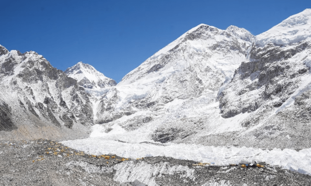 Un sherpa nepalí escala el Monte Everest por trigésimo segunda vez, un récord histórico.