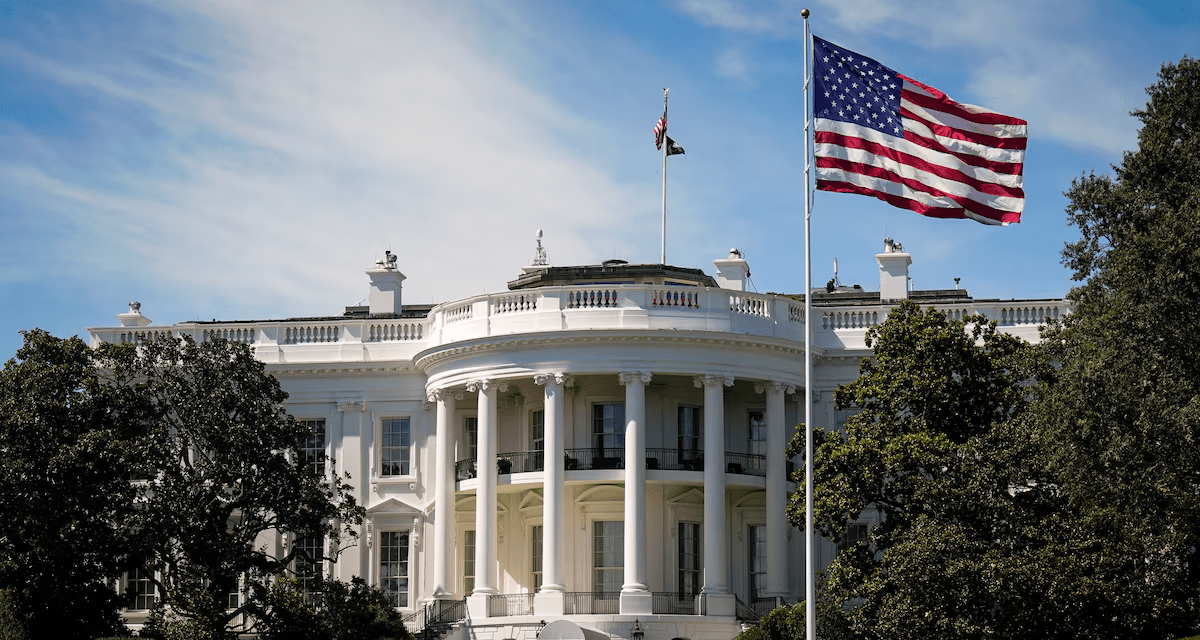 Un juez estadounidense bloquea temporalmente el fondo de Trump de 1.800 millones de dólares para la «militarización» de armas.