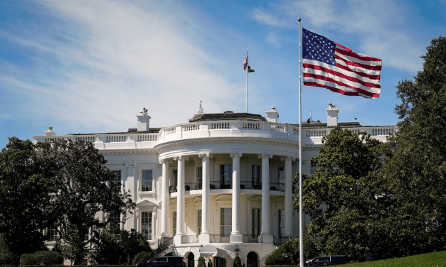 Un juez estadounidense bloquea temporalmente el fondo de Trump de 1.800 millones de dólares para la «militarización» de armas.