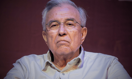 El gobernador mexicano renuncia tras las acusaciones de Estados Unidos sobre vínculos con cárteles.