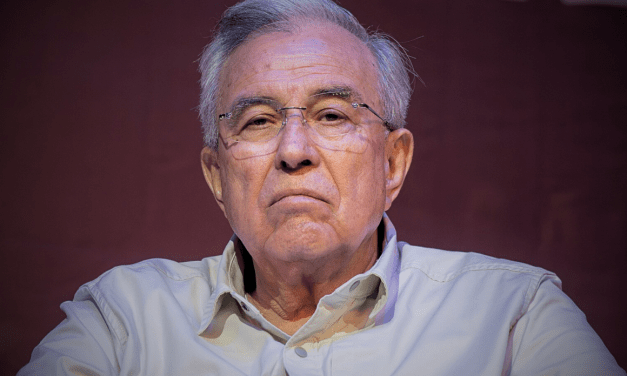 El gobernador mexicano renuncia tras las acusaciones de Estados Unidos sobre vínculos con cárteles.