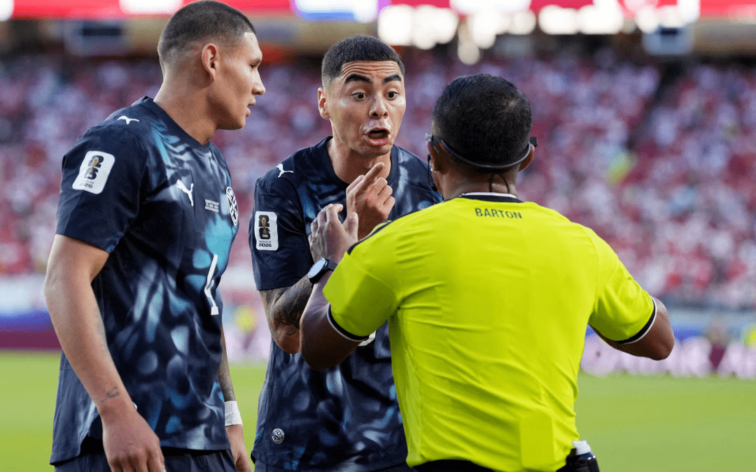 Almirón, de Paraguay, fue expulsado por taparse la boca con la mano durante el partido contra Turquía.