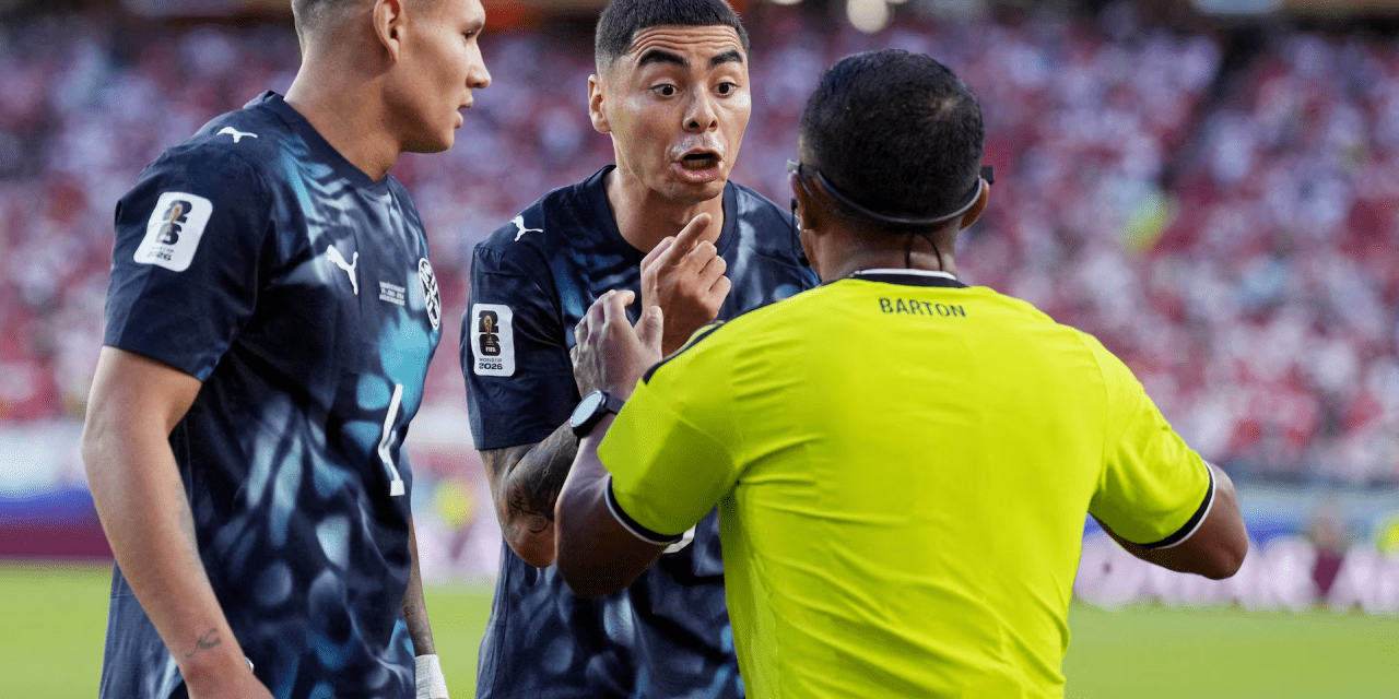 Almirón, de Paraguay, fue expulsado por taparse la boca con la mano durante el partido contra Turquía.