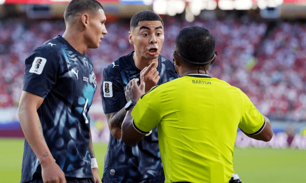 Almirón, de Paraguay, fue expulsado por taparse la boca con la mano durante el partido contra Turquía.