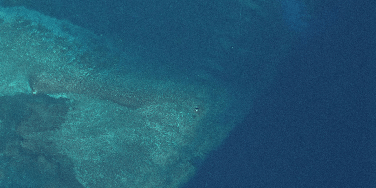Exclusiva: Imágenes satelitales muestran una estructura sospechosa en un atolón en disputa en el Mar de China Meridional, pero luego desapareció. 