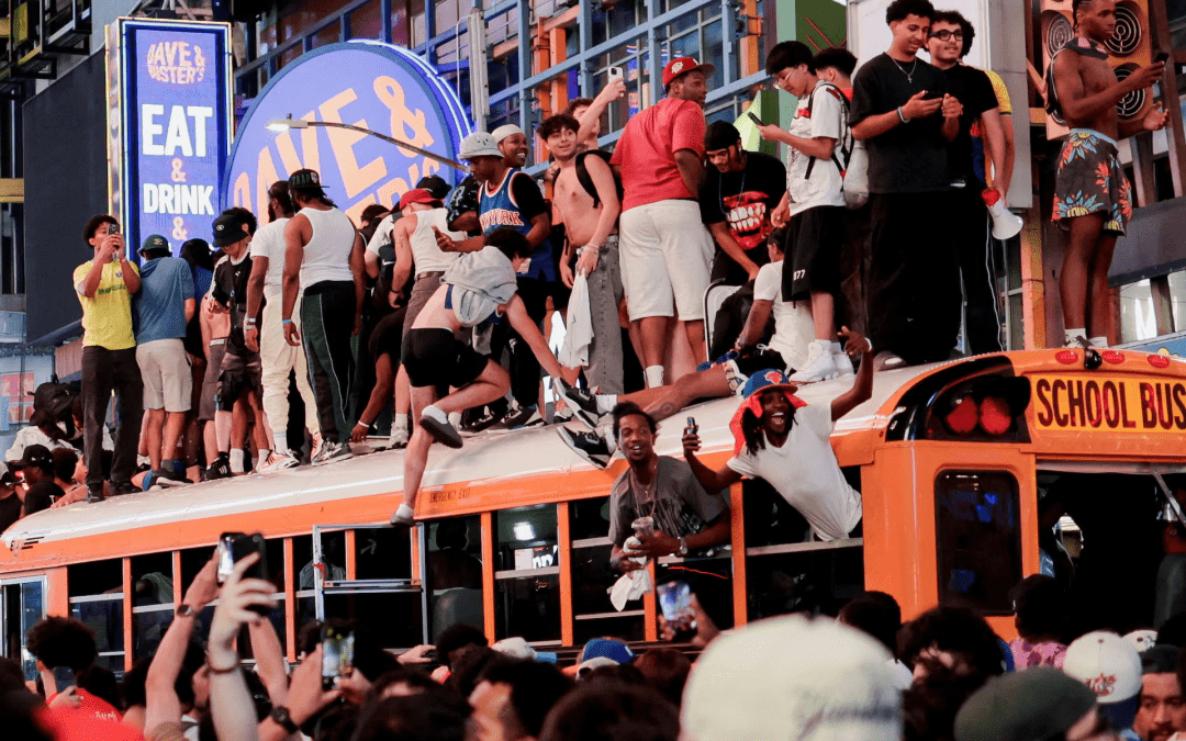 Un autobús del Mundial fue incendiado mientras estallaban celebraciones caóticas en Manhattan tras la victoria de los Knicks.