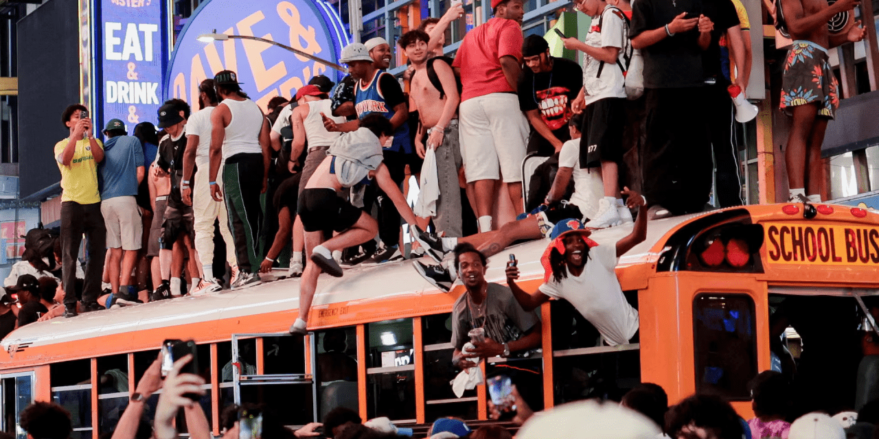 Un autobús del Mundial fue incendiado mientras estallaban celebraciones caóticas en Manhattan tras la victoria de los Knicks.