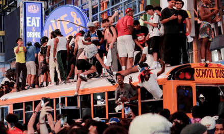 Un autobús del Mundial fue incendiado mientras estallaban celebraciones caóticas en Manhattan tras la victoria de los Knicks.