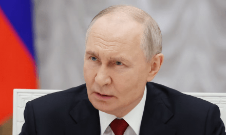 Según Ifax, Putin afirma que Rusia está desarrollando un sistema de control de drones basado en satélites.