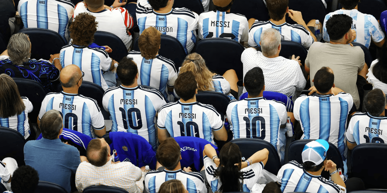 Argentina le canta el feliz cumpleaños a Messi en grupo.