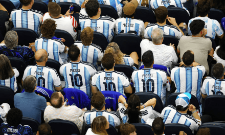 Argentina le canta el feliz cumpleaños a Messi en grupo.