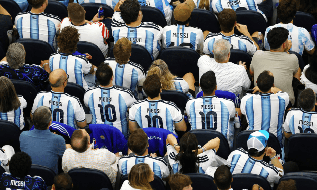 Argentina le canta el feliz cumpleaños a Messi en grupo.