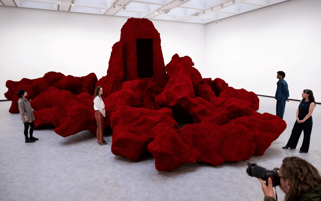 El artista Anish Kapoor presenta obras antiguas y nuevas en su regreso a una galería de Londres.