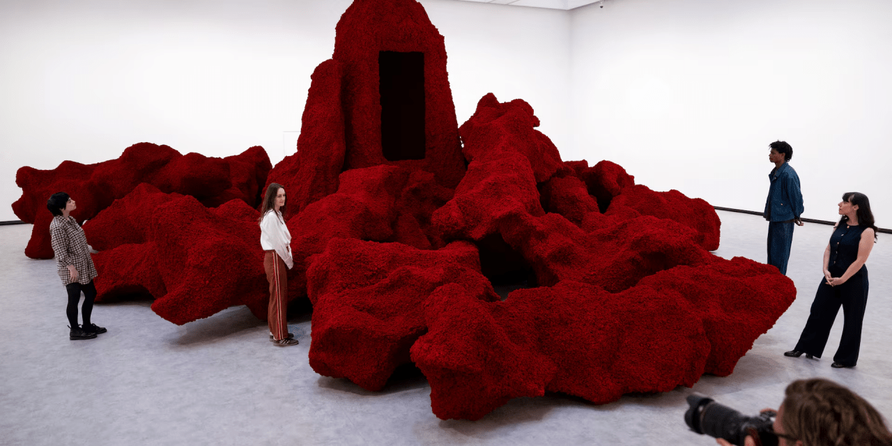 El artista Anish Kapoor presenta obras antiguas y nuevas en su regreso a una galería de Londres.